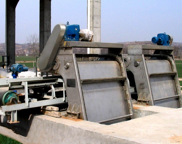 正在使用的回转式清污机